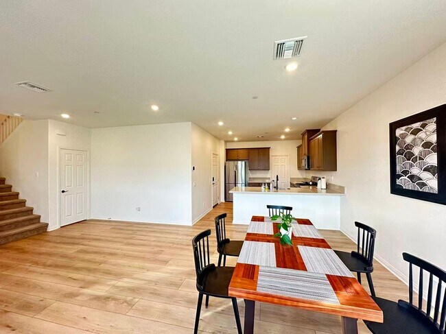 Building Photo - 3 BEDROOM HOME FOR LEASING IN Ontario