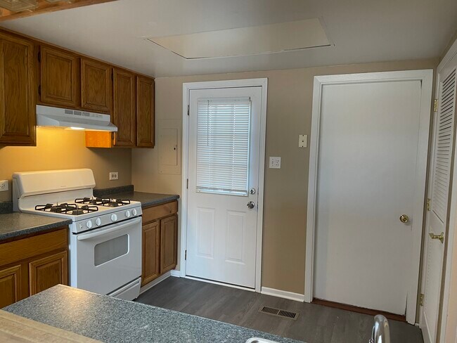 Building Photo - 527 Meadow Green Ln