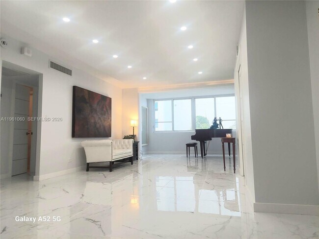 Foto del edificio - 5005 Collins Ave