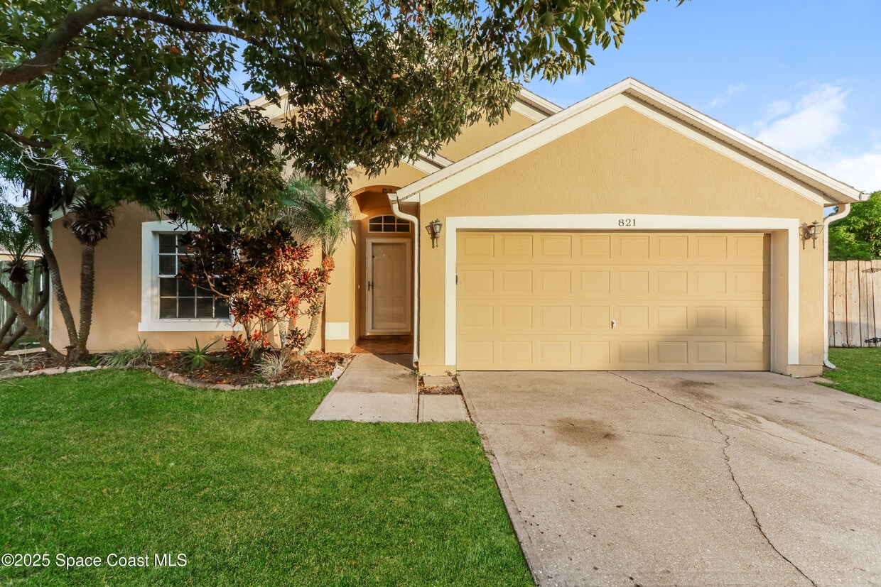 Foto principal - 821 Honeysuckle Dr