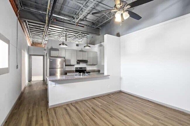 Foto del edificio - 612 E Texas Ave