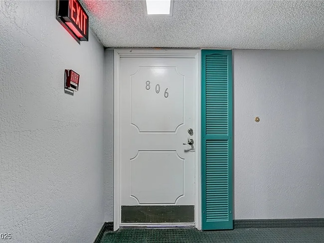 Building Photo - Enjoy resort-style living in this 2 Bed 2 Bath Condo with Stunning Strip Views in the Wimbledon C...