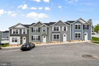 Building Photo - 2607 Maplewood Cir
