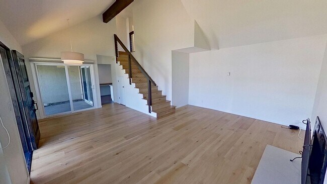 Building Photo - Spacious 3 bed / 3 bath in the More Mesa area