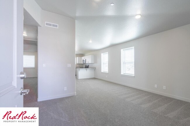 Building Photo - Inviting 2 Bedroom End Unit Condo - Pet Friendly!
