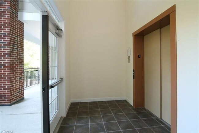 Foto del edificio - Wonderful location and features for this s...