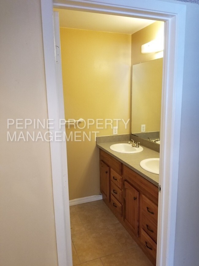 Building Photo - University Commons Room for rent in 4/2!