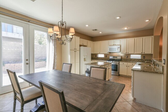 Building Photo - FULLY FURNISHED 3 BEDROOM HOME WITH SOLAR!