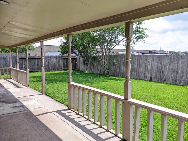 Building Photo - 122 Brazos Gardens Dr