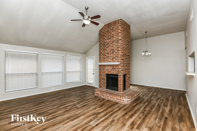 Building Photo - 2216 Turf Club Dr