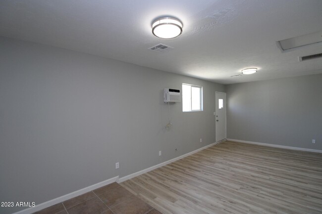 Building Photo - 312 E Orchid Ln