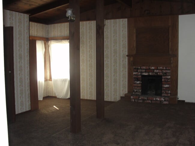 Building Photo - Large Country Home