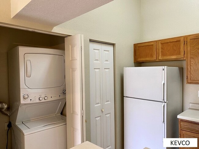 Foto del edificio - Bright, Top-Floor Unit!