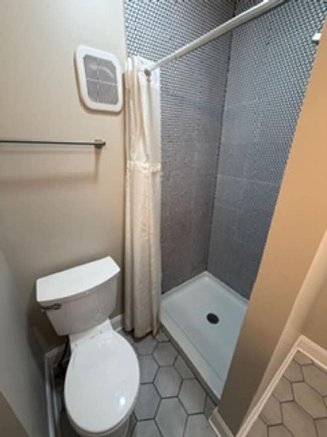 Building Photo - 2065 Summit St