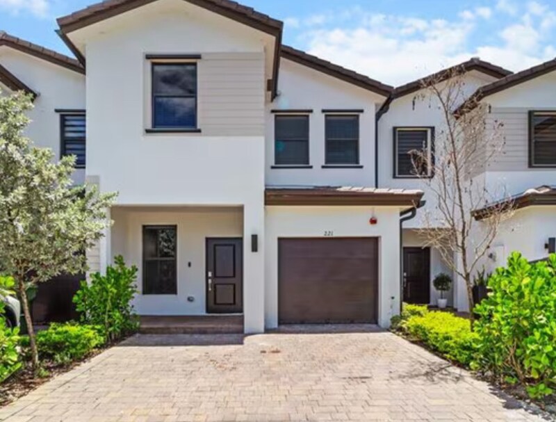 Foto principal - 221 SW 159th Way