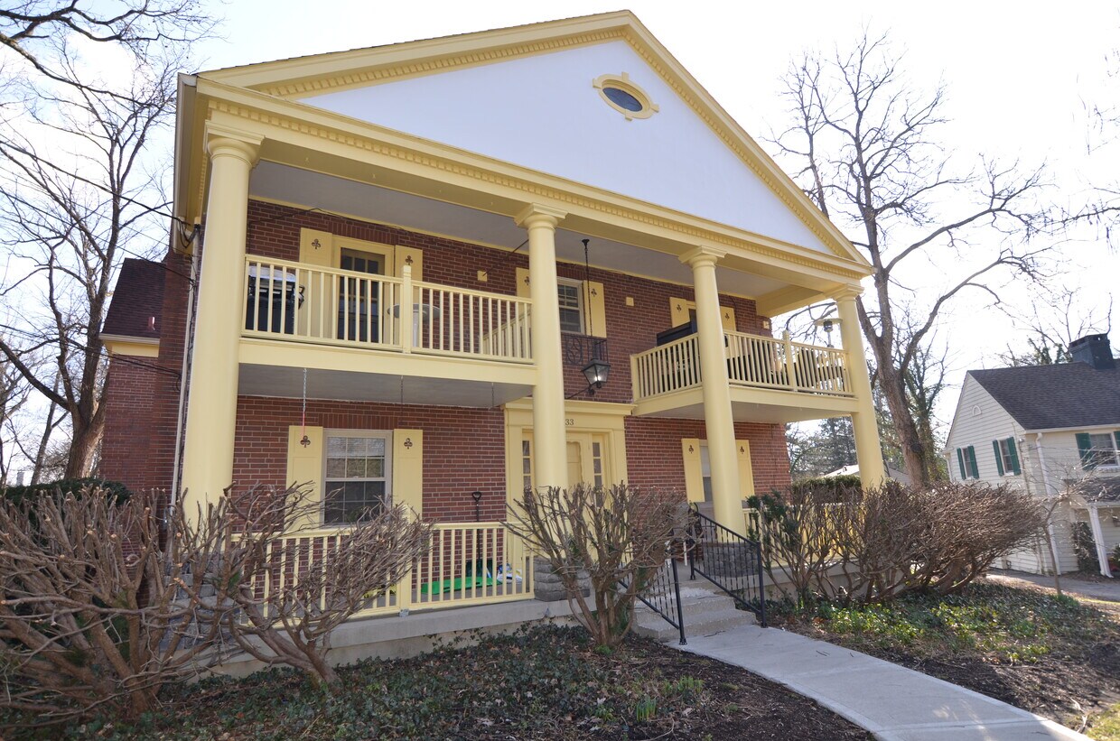 Primary Photo - 33 W Hill Ln
