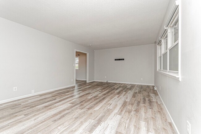 Foto del edificio - Please View 3D Virtual Walk-Through Before...