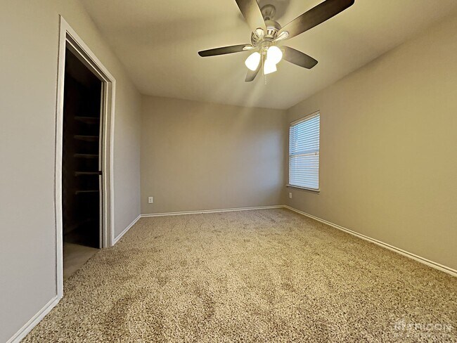 Foto del edificio - 1308 Basswood Ln