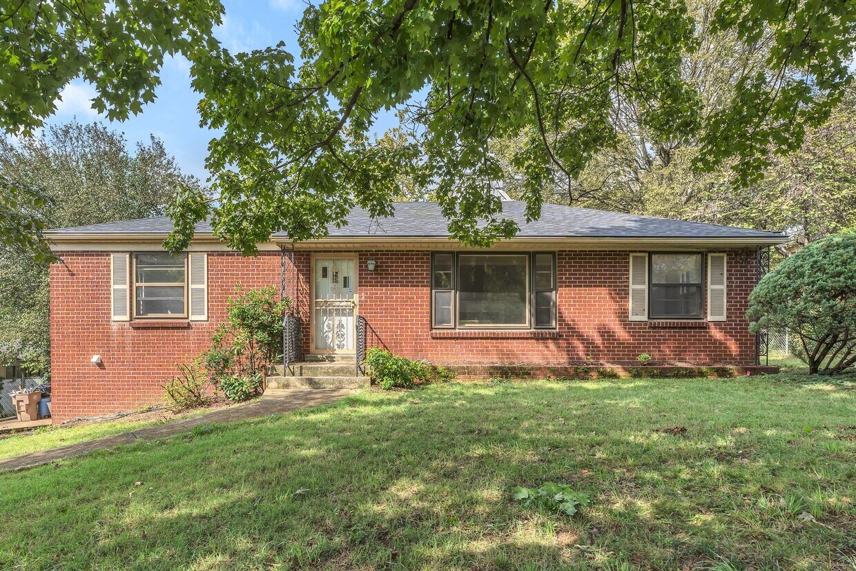 Primary Photo - Large Donelson home with lower level apart...
