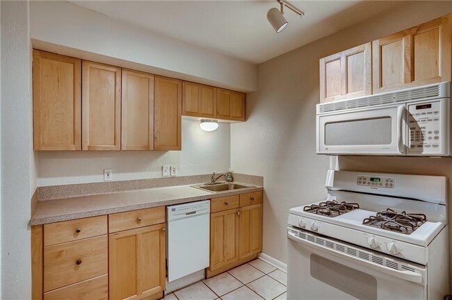 Building Photo - 2800 Westhill Dr
