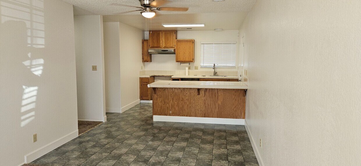 Building Photo - 1476 E Carolyn Ln A-C