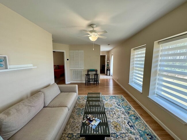 Building Photo - 115 Ellis Ln