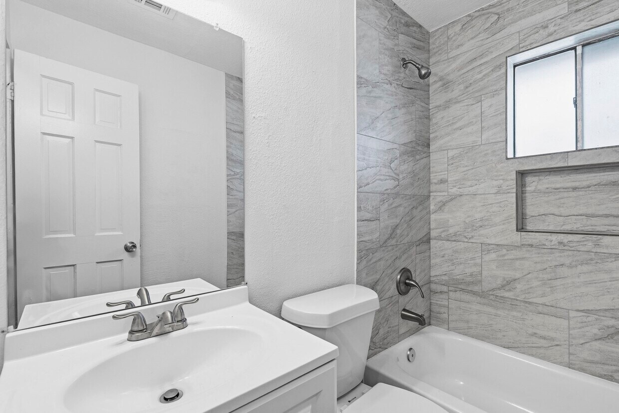 Building Photo - 1430 E 32nd 1/2 St