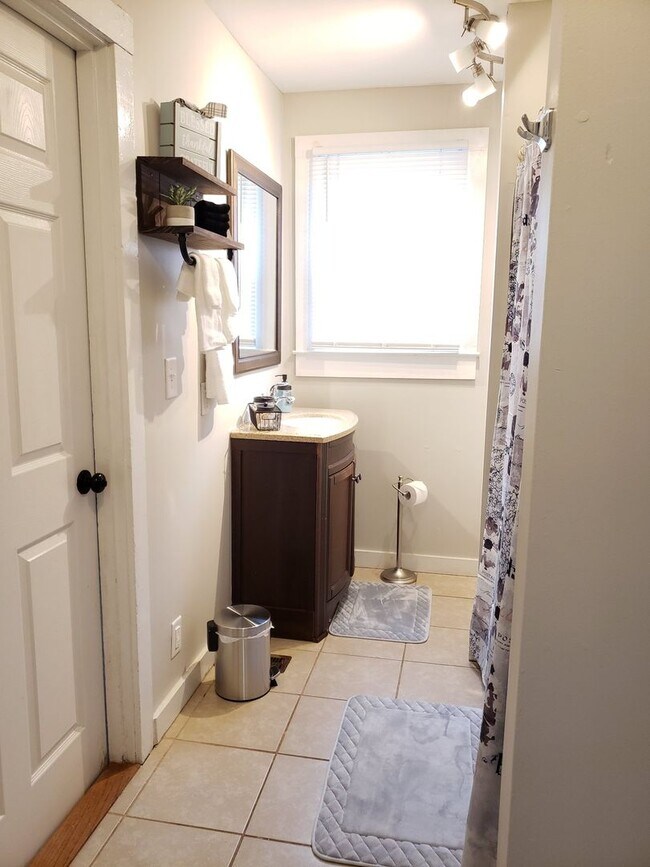 Foto del edificio - Monthly or 6-12 month lease! FULLY FURNISH...