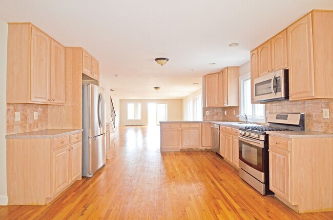 Building Photo - 560 Undercliff Ave