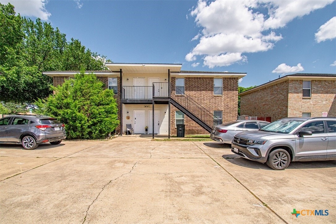 Primary Photo - 2018 Cedarhill Dr