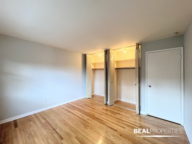 Building Photo - 510 W Briar Pl