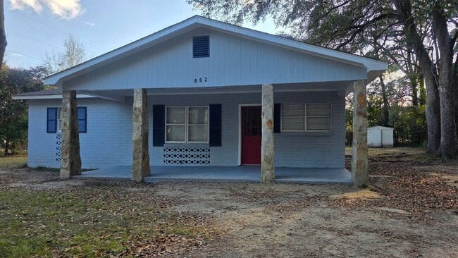 Building Photo - BEAUTIFUL 3 BEDROOM 1 BATH HOME