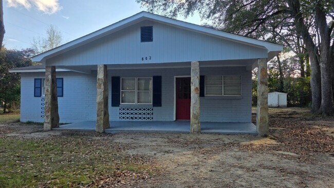 Foto del edificio - BEAUTIFUL 3 BEDROOM 1 BATH HOME