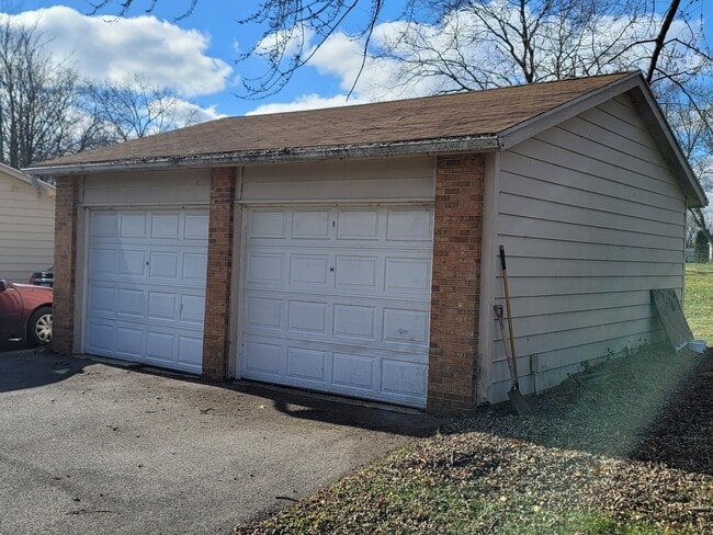 Building Photo - 410 Glenwood Rd