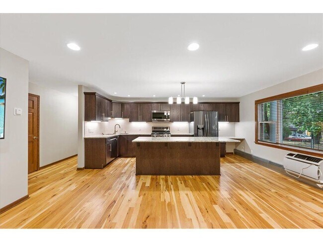 Building Photo - 401 Ridgewood Ave