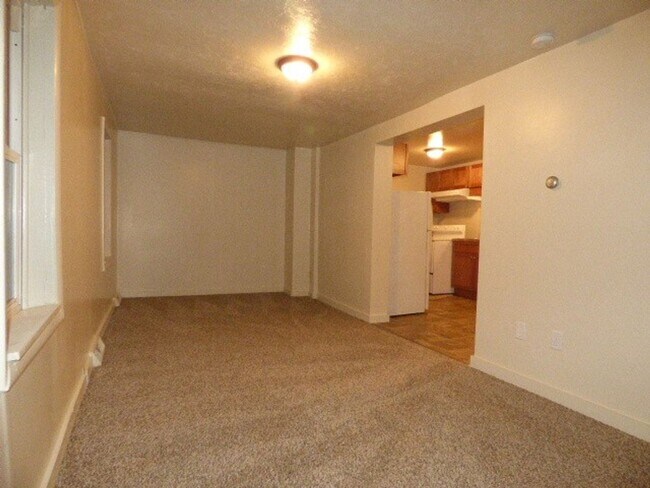 Building Photo - 522 W Broadway