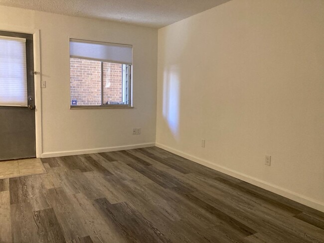 Building Photo - Recently Renovated 1BR! Lovely Kitchen, Ba...