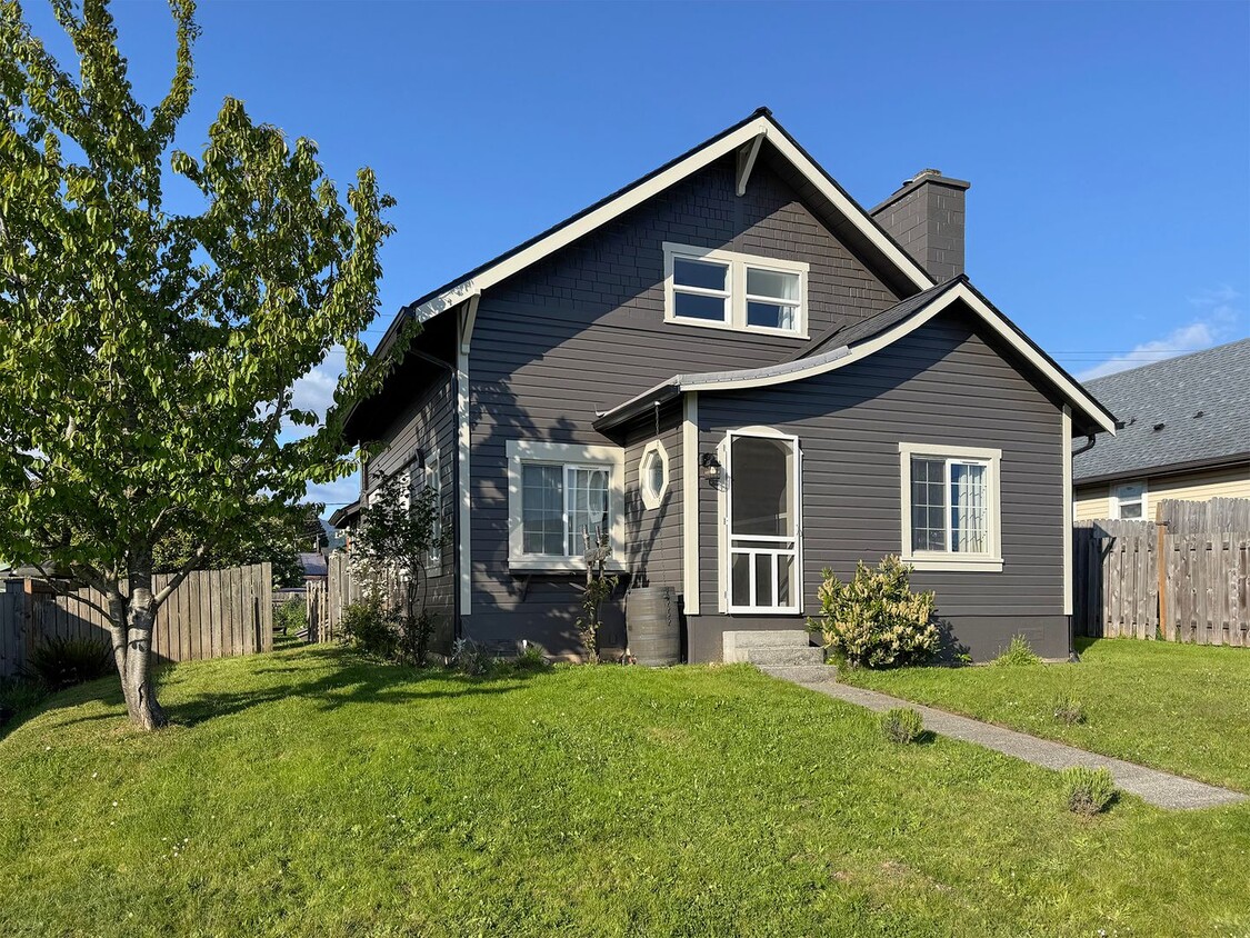 Primary Photo - Charming Home for Lease