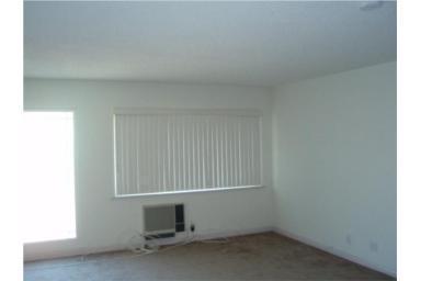 Sala de estar - 2433-2435 S Baldwin Ave