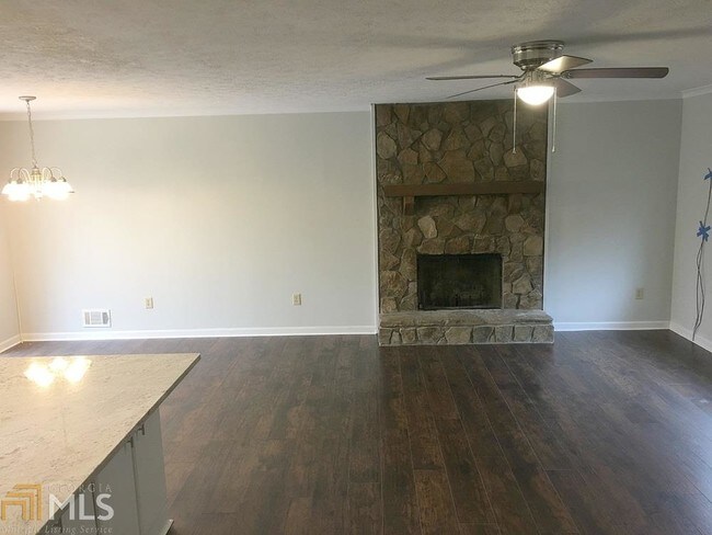 Building Photo - 3022 Landmark Dr SW