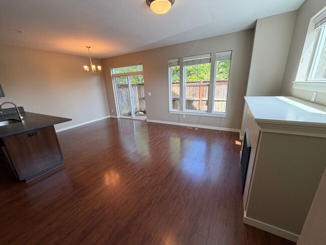 Building Photo - Beautifully Updated 3-Bed, 2.5-Bath Home in Prime Wilsonville Location! - Water/Sewer/Trash Included
