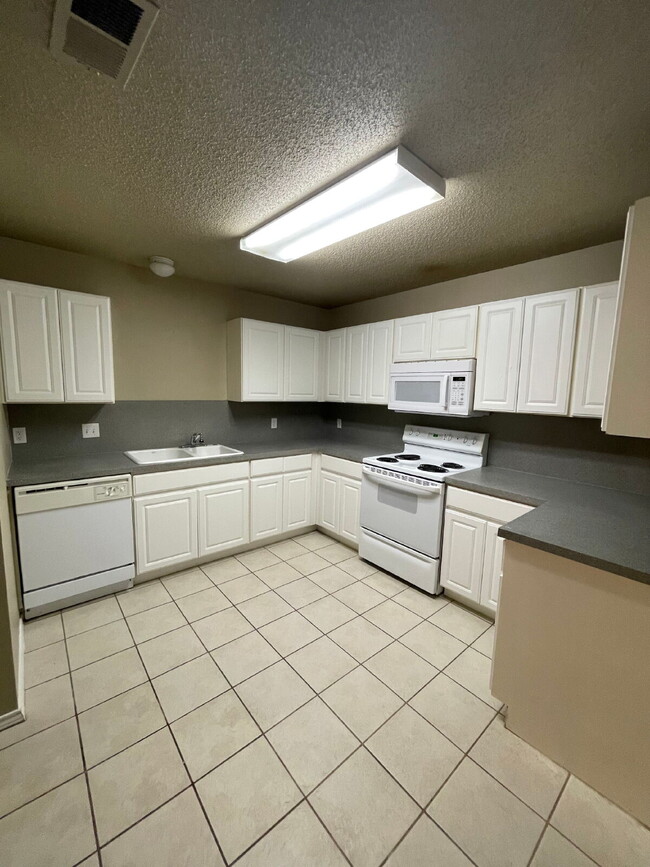 Building Photo - Duplex Located On Cul-De-Sac With A Basement!