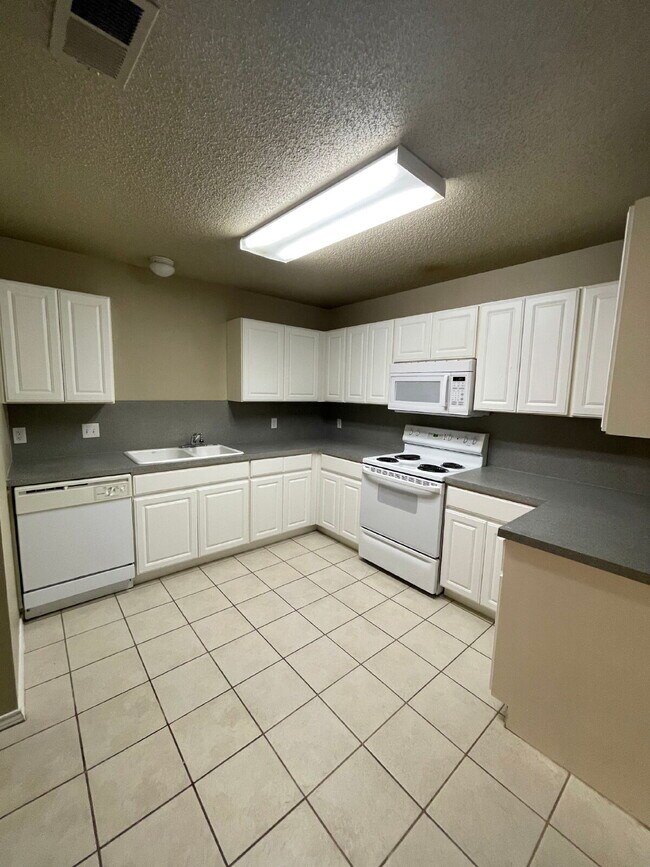 Foto del edificio - Duplex Located On Cul-De-Sac With A Basement!