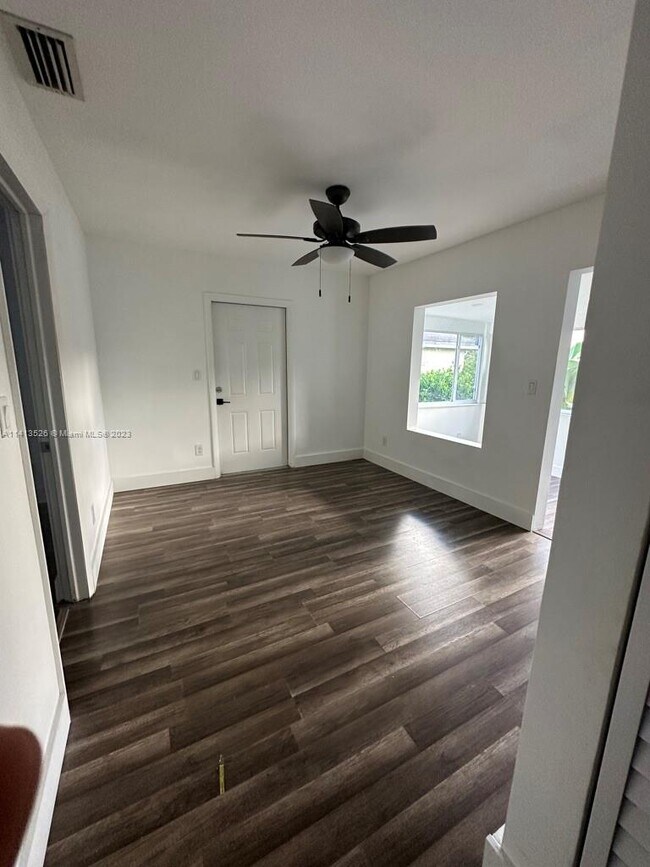 Foto del edificio - 940 NW 22nd Ct