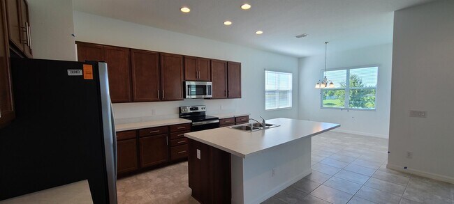 Building Photo - 2099 Brillante Dr