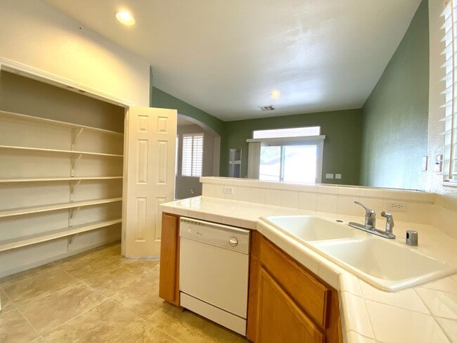 Building Photo - Nice 2-story home