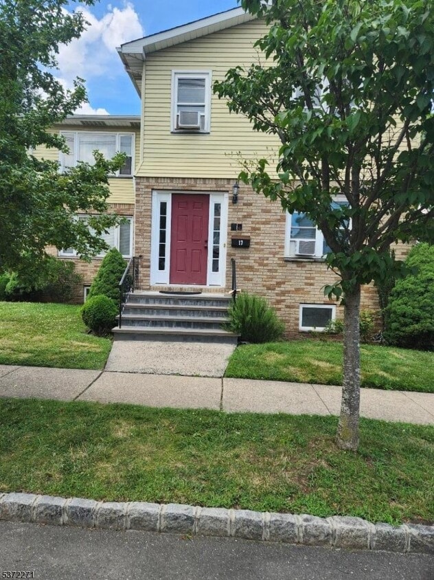 Primary Photo - 17 Maple St