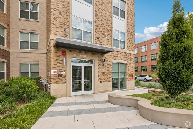 Entrada del edificio - The Robeson at Spring Flats