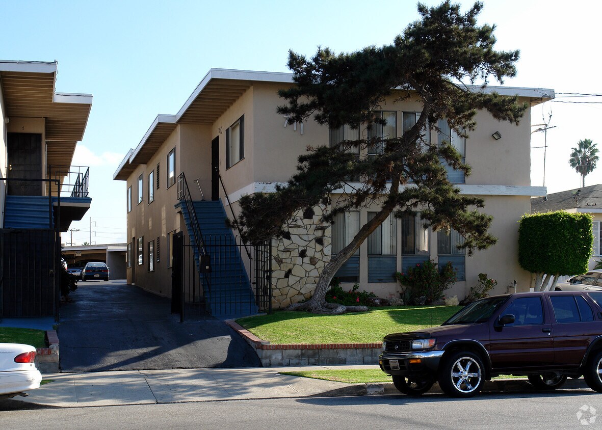 Building Photo - 711-719 W Beach Ave