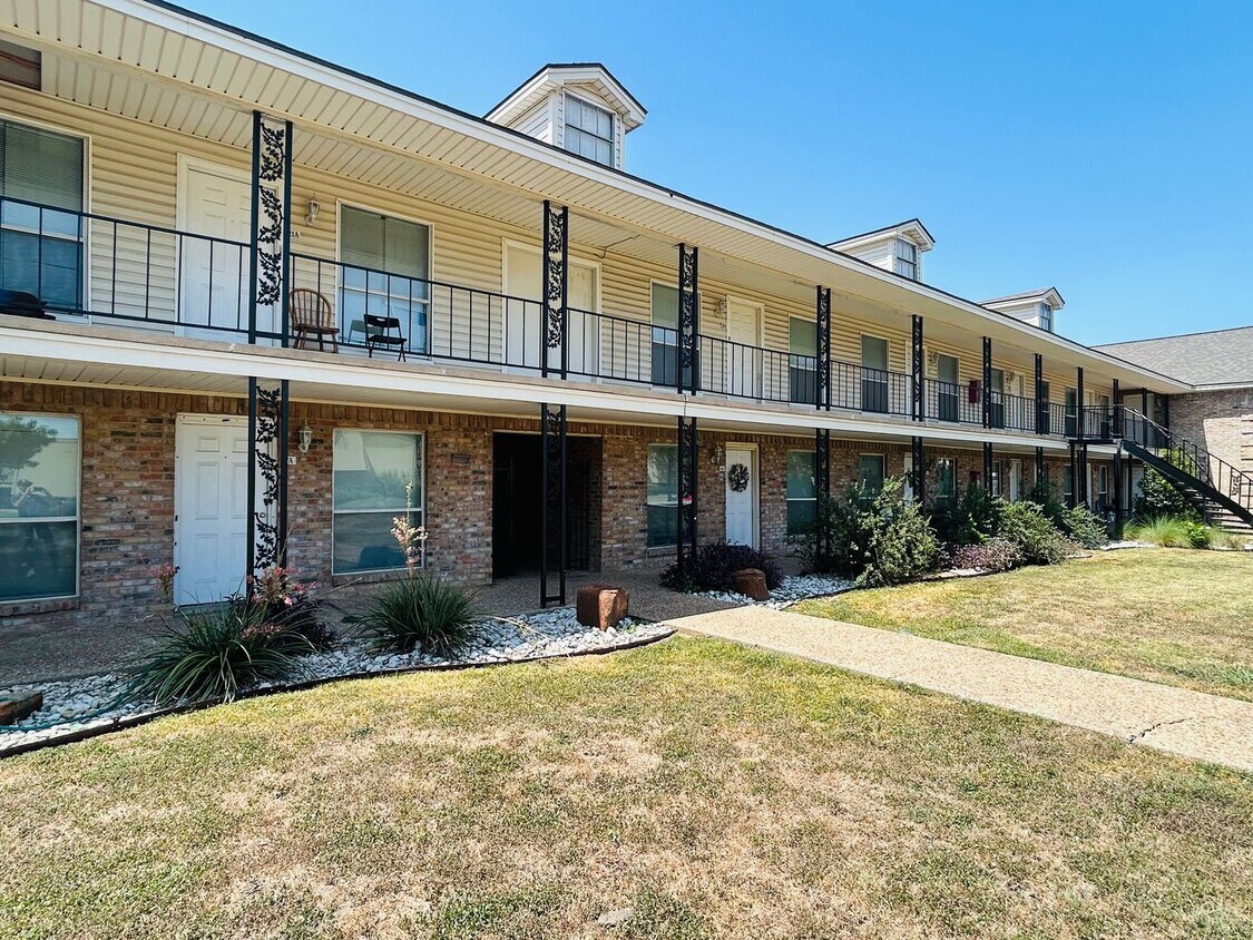 Primary Photo - Creole Apartments
